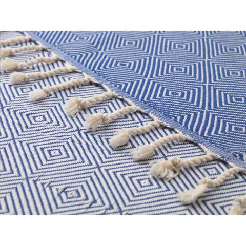 Une serviette de hammam multifonctionnelle d'Oxious. Fabriqué à partir de 92% de coton certifié OEKO-TEX®, 210 g/m², (42% recyclé) et 8% de RPET. Harmony est un chiffon merveilleusement doux et élégant avec un motif de blocs cool. Beau comme un châle, une robe sur le canapé, un tissu luxueux (hammam) ou une serviette. Le tissu est fait à la main. Harmony symbolise l'harmonie entre l'homme et la nature. Avec cette belle toile le pur plaisir peut commencer.      Ces beaux tissus doux sont fabriqués par des femmes locales dans un petit village de Turquie. Ils y travaillent dans un contexte social, avec un espace de croissance et de développement. Les tissus sont faits à la main avec amour et souci de l'environnement. Le plaisir à l'état pur peut commencer avec un produit de la collection Oxious. Optionnel: Chaque article peut être fourni dans une boite en papier kraft et/ou avec une bague fourreau.