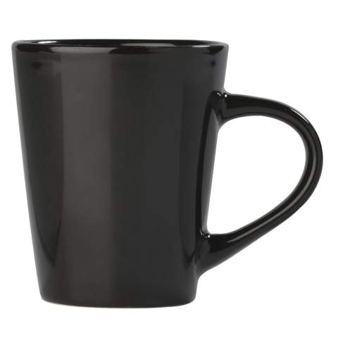Gekleurde aardewerken mok met een conisch design.