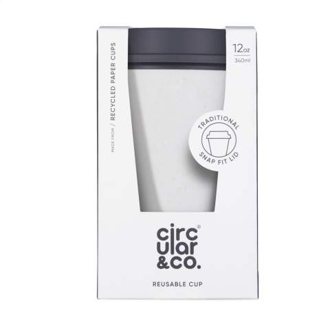 Dubbelwandige, circulaire herbruikbare koffie to-go beker met deksel. Een product van het merk Circular&Co. De buitenste isolerende laag van deze beker is gemaakt van gebruikte single-use koffiebekers. Met binnenwand en deksel met drinkopening van PP. De Now Cup is geïsoleerd waardoor je handen koel blijven en je koffie of thee warm. Lekvrij. 100% recyclebaar. Vaatwasserbestendig. Voor behoud van de opdruk wordt met de hand afwassen aanbevolen. Inhoud 340 ml. Made in the UK.      EXTRA INFO: Bij een minimale afname van 5.000 stuks is het deksel van dit product verkrijgbaar in elke PMS-kleur. Zo creëer je een perfecte match tussen product en opdruk. Per stuk verpakt.