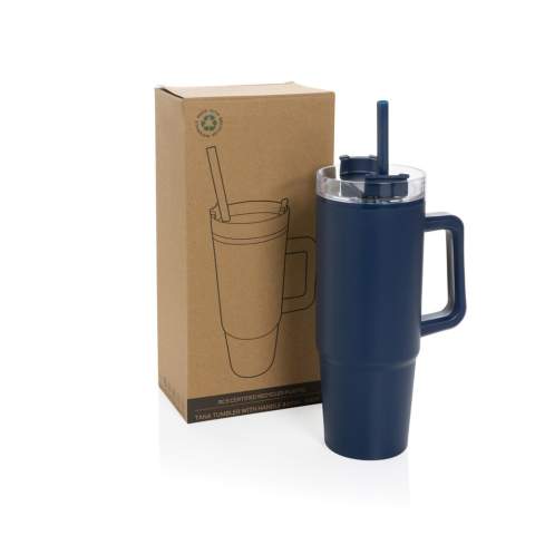 Maak kennis met de Tana tumbler. Een 750 ml plastic tumbler gemaakt van 42% gerecycled materiaal voor milieuvriendelijke hydratatie met een lage impact. Of je nu aan het werk , onderweg of aan het sporten bent, deze tumbler is je ideale metgezel. De geavanceerde deksel heeft een draaibare dop met drie standen: een morsbestendige rietjesopening, een drinktuit en een volledig afgesloten deksel. Het ergonomische handvat met comfortabele grip zorgt voor gemakkelijk dragen, en de slanke basis past in de meeste autobekerhouders. Alleen met de hand afwassen. Totaal gerecyclede inhoud: 42% op basis van het totale gewicht van het artikel. Vrij van BPA. Inhoud: 750 ml. Inclusief FSC®-gecertificeerde kraft geschenkverpakking.