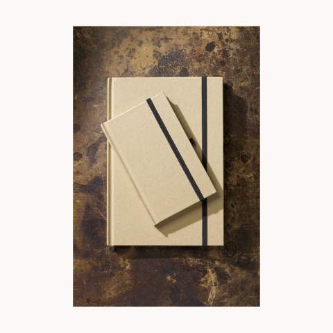 A6-formaat notitieboekje van gerecycled materiaal. Met ca. 80 vel/160 pagina's crèmekleurig, gelinieerd FSC Mix gecertificeerd papier (70 g/m²), handige penlus en elastische sluiting.