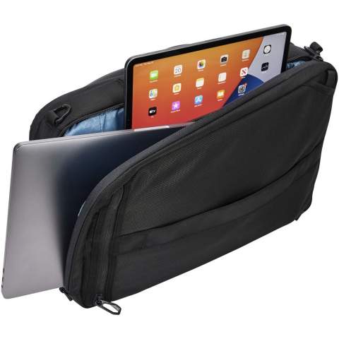 Een 2-in-1 eco-vriendelijke aktetas die kan worden omgevormd tot een rugzak om zakenreizen te vergemakkelijken. Voorzien van speciale vakken voor een MacBook® van 16" of pc van 15,6" en een tablet van 10,5". Meerdere interne organisatievakken om de inhoud te beveiligen in aktetas- of rugzakmodus en een afneembare, gevoerde schouderriem om comfortabel te dragen als aktetas. Geproduceerd met 100% gerecycled 1680 polyester materiaal met YKK-ritsen.