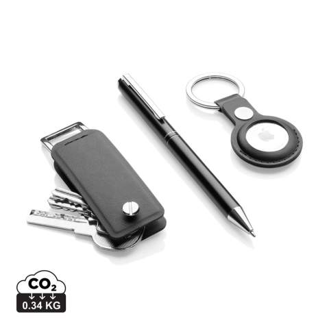 Ontdek het ultieme organisatietrio: de gestroomlijnde Swiss Peak Tula RCS-gecertificeerde sleutelhouder, praktische AirTag-houder en gerecyclede aluminium pen. Ontworpen voor efficiëntie en stijl, houdt de sleutelhouder uw sleutels op orde (voor maximaal 4 sleutels), terwijl de AirTag-houder ervoor zorgt dat u uw waardevolle spullen nooit uit het oog verliest. Plus, maak aantekeningen met de gerecyclede aluminium pen. Verhoog uw dagelijkse uitrusting met deze perfecte set. Gemaakt met RCS (Recycled Claim Standard) gecertificeerde gerecyclede materialen. RCS-certificering zorgt voor een volledig gecertificeerde toeleveringsketen van de gerecyclede materialen. Dit product bevat 7% RCS Gecertificeerd Gerecycled PU en 8% RCS Gecertificeerd Gerecycled Aluminium.