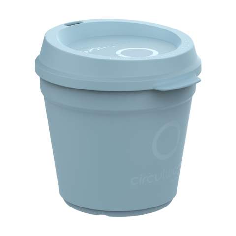 Gobelet réutilisable et empilable avec couvercle de la marque Circulware. Ce gobelet est fabriqué à partir de plastique de haute qualité et peut être réutilisé jusqu'à 500 fois. Le couvercle empilable est en plastique 100 % recyclable et se ferme parfaitement. Cela en fait une tasse idéale à emporter. Convient pour un café chaud ou une boisson rafraîchissante. Une excellente alternative au gobelet jetable. Ce gobelet est léger, facile à nettoyer et empilable, et un excellent gain de place. Sans BPA et approuvé pour les aliments.  Passe au lave-vaisselle et au micro-ondes. 100% recyclable. Ce gobelet contribue à une économie circulaire. Conception hollandaise. Fabriqué en Hollande. Capacité 200 ml.