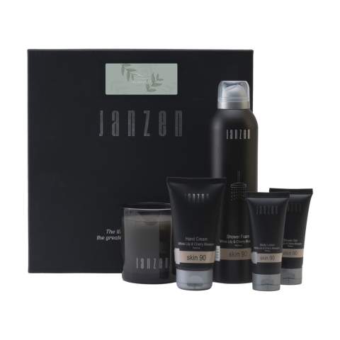 Un set cadeau avec 5 produits au parfum Skin 90 de la marque Janzen. Une sensation de zénitude garantie avec les produits pour la maison et le corps de ce coffret. Contenu : • Shower Foam - 200 ml • Scented Candle - 120 gr • Hand Cream 75 ml • Body Lotion - 40 ml • Shower Gel - 40 ml. Cinq délicieux produits pour la maison et le corps qui procurent des moments de bonheur et de détente ultimes. Gaieté et bonne humeur, voilà qui décrit parfaitement Skin 90. La fleur de cerisier a un statut presque sacré au Japon. Avec ses pétales rose pâle et son agréable senteur, cet arbre est un véritable régal pour les sens. Dans ce parfum, la subtilité de la fleur de cerisier se mêle à la fraîcheur du lys et à l’intensité de la fève tonka. Une fragrance fraîche et chaleureuse, entre légèreté et intensité, le féminin et le masculin. Les produits raffinés sont déjà emballés dans un luxueux coffret cadeau. Par set dans une boîte.