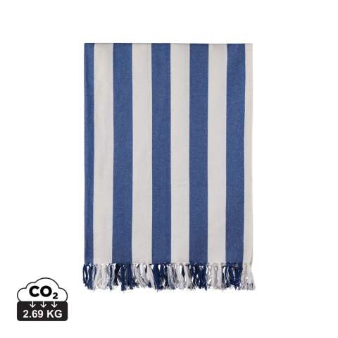 Cette serviette de plage hammam présente un motif classique à rayures bicolores avec des franges sur les petits côtés. Fabriquée dans un mélange léger et aéré de 200 g/m², elle allie le confort du coton aux avantages du séchage rapide du polyester. Mesurant 80x180 cm, il est parfait pour la plage ou le bord de la piscine. Certifié par GRS (Global Recycled Standard), la certification GRS garantit que l'ensemble de la chaîne d'approvisionnement des matériaux recyclés est certifiée. Le contenu recyclé total est basé sur le poids total du produit. Ce produit contient 68 % de coton recyclé certifié GRS et 29 % de polyester recyclé certifié GRS.