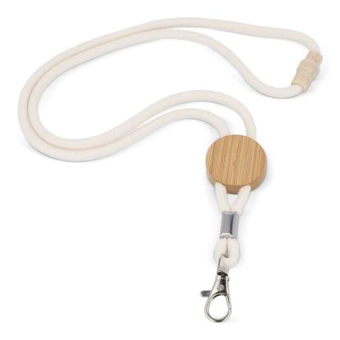Cette lanière est fabriquée à partir d'un cordon en coton durable, avec un déclencheur de sécurité et un clip en métal pour une fixation sûre. Le curseur en bambou facilite l'ajustement tout en offrant un espace dédié au marquage.