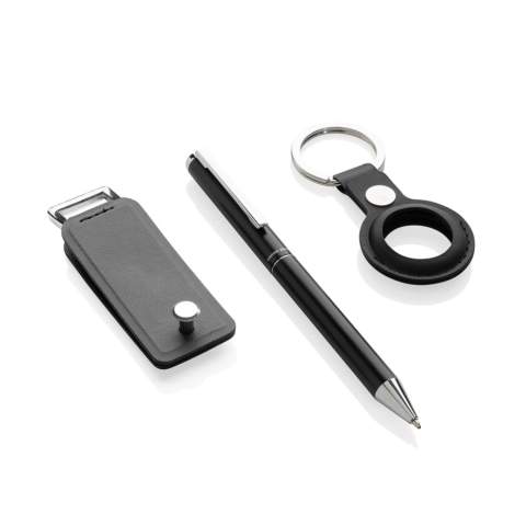 Ontdek het ultieme organisatietrio: de gestroomlijnde Swiss Peak Tula RCS-gecertificeerde sleutelhouder, praktische AirTag-houder en gerecyclede aluminium pen. Ontworpen voor efficiëntie en stijl, houdt de sleutelhouder uw sleutels op orde (voor maximaal 4 sleutels), terwijl de AirTag-houder ervoor zorgt dat u uw waardevolle spullen nooit uit het oog verliest. Plus, maak aantekeningen met de gerecyclede aluminium pen. Verhoog uw dagelijkse uitrusting met deze perfecte set. Gemaakt met RCS (Recycled Claim Standard) gecertificeerde gerecyclede materialen. RCS-certificering zorgt voor een volledig gecertificeerde toeleveringsketen van de gerecyclede materialen. Dit product bevat 7% RCS Gecertificeerd Gerecycled PU en 8% RCS Gecertificeerd Gerecycled Aluminium.