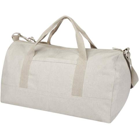 Die Porter Reisetasche aus 500 g/m² Recyclingbaumwolle und recyceltem Polyester verfügt über ein geräumiges Hauptfach für die optimale Aufbewahrung größerer Gegenstände und eine kleine Vordertasche für kleine Gegenstände wie Reisepass oder Telefon. Die Reisetasche kann sowohl an den beiden kurzen Tragegriffen als auch an dem längenverstellbaren und abnehmbaren Schultergurt getragen werden. Die Reisetasche enthält Cyclo®-Recyclingfasern aus vorsortierten Abfällen, die die Farbe des Garns bestimmen. Diese Fasern verringern nicht nur den Bedarf an neuen Rohstoffen, sondern sind auch Ausdruck des Engagements für eine Kreislaufwirtschaft und verkörpern das Wesen der Abfallvermeidung und der Förderung eines geschlossenen Kreislaufs. Jede Tasche wird außerdem mit einem Aware™ Tracer geliefert. Diese innovative Funktion ermöglicht es den Nutzern, die Herkunft und den Weg ihres Artikels mithilfe eines QR-Codes nachzuvollziehen, wodurch die Transparenz der Lieferkette erhöht und eine stärkere Verbindung zwischen dem Produkt und seinem Herstellungsprozess fördert. Fassungsvermögen: 50 Liter.