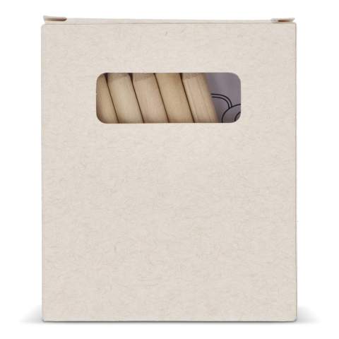 Ein komplettes Kreativitätsset für unterwegs, bestehend aus 6 Malstiften, einem Anspitzer und einem Malbuch, alles ordentlich verpackt in einem Karton aus recyceltem Milchkarton. Perfekt für unterwegs, bietet es stundenlange Unterhaltung in einem kompakten Paket. Zusammen mit dem umweltfreundlichen Digitaldruck ist es ein ideales Geschenk für angehende Künstler.