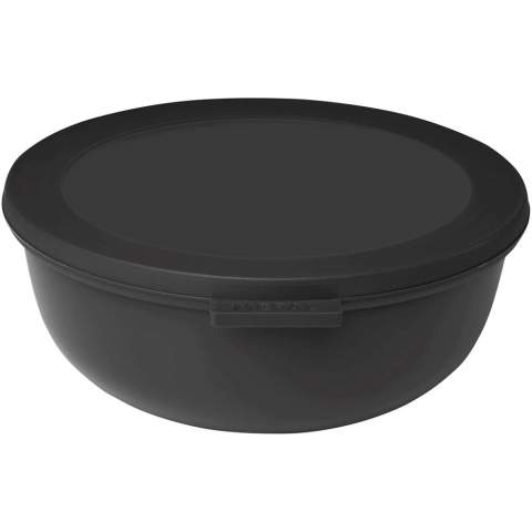 The Cirqula bowl with a capacity of 1250 ml is perfect for storing or carrying large portions of soup, meat, or meal salads. Store food in the bowl in the fridge or freezer, warm it up in the microwave (lid must be removed), and serve your meal in the bowl (directly) on the table. The Cirqula multi bowl from Mepal is made of unbreakable material. The transparent window on the lid ensures that the contents are clearly visible. The innovative, flexible lid is airtight and leak-proof. This keeps food fresher for longer and makes it easy to bring food along. The multi bowls are practical and easy to store because you can put them on top of each other and put them away. BPA free. Maximum 110 degrees Celcius. Suitable for refrigerator, freezer, microwave, and dishwasher. 2 years Mepal warranty.