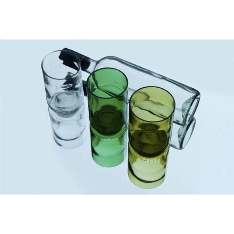 Ein Design Trinkglas hergestellt aus einer recycelten Weinflasche. Ein einzigartiges Glas der Marke Rebottled®, in dem man die Original-Weinflasche sofort erkennt. Das Glas liegt gut in der Hand und hat eine glatte Oberfläche. Von hoher Qualität und geeignet für Wasser, Softdrinks oder Cocktails. Spülmaschinengeeignet bis 60°C. Um den Aufdruck zu erhalten, wird Waschen von Hand empfohlen. Pro Stück in einer originellen Geschenkbox aus recyceltem FSC®-zertifiziertem Karton geliefert. Niederländisches Design. Made in Holland. Fassungsvermögen ca. 400 ml. Aufdruck nur in schwarz oder weiß möglich.     Rebottled® ist eine Marke, die leere Weinflaschen zu 100% kreisförmige Designobjekte upcycelt.