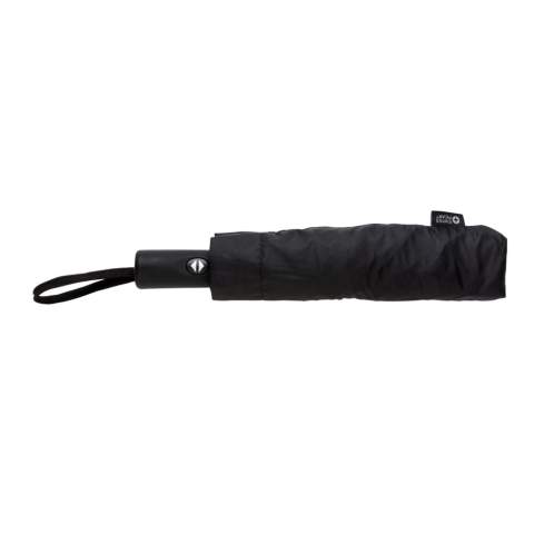 Parapluie réversible à ouverture/fermeture automatique en 3 sections de 23 pouces est un accessoire pratique et élégant pour se protéger de la pluie. Fabriqué en pongé rPET 190T, avec des baleines en fibre de verre et un manche en acier chromé, il est solide et durable. Le parapluie est doté d'une conception unique d'ouverture inversée, qui maintient les écoulements d'eau à l'intérieur et évite de se mouiller en entrant ou en sortant d'une voiture ou d'un bâtiment. Avec le traceur AWARE™ qui valide l'utilisation authentique de matériaux recyclés. 2 % des recettes de chaque produit Aware™ vendu seront reversés à Water.org.<br /><br />UmbrellaMechanism: Ouvrir/Fermer automatiquement<br />IsStormproof: true