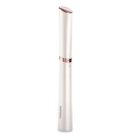 Avec cette tondeuse de précision Pen, vous pouvez vous assurer que votre visage est lisse à tout moment et en tout lieu. Cette tondeuse de voyage Philips est un outil discret qui vous permet d'éliminer rapidement et facilement les poils du corps et du visage, même les plus petits, lorsque vous êtes en déplacement. Pour plus d'hygiène, elle est livrée avec un étui et une brosse de nettoyage. Elle se glisse dans n'importe quel sac et fonctionne sur piles. Vous pouvez l'emporter partout avec vous. Pile AAA incluse.