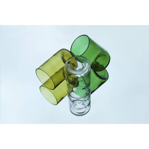 Ein Design Trinkglas hergestellt aus einer recycelten Weinflasche. Ein einzigartiges Glas der Marke Rebottled®, in dem man die Original-Weinflasche sofort erkennt. Das Glas liegt gut in der Hand und hat eine glatte Oberfläche. Von hoher Qualität und geeignet für Wasser, Softdrinks oder Cocktails. Spülmaschinengeeignet bis 60°C. Um den Aufdruck zu erhalten, wird Waschen von Hand empfohlen. Pro Stück in einer originellen Geschenkbox aus recyceltem FSC®-zertifiziertem Karton geliefert. Niederländisches Design. Made in Holland. Fassungsvermögen ca. 400 ml. Aufdruck nur in schwarz oder weiß möglich.     Rebottled® ist eine Marke, die leere Weinflaschen zu 100% kreisförmige Designobjekte upcycelt.