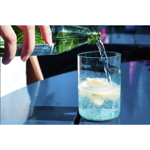 Ein Design Trinkglas hergestellt aus einer recycelten Weinflasche. Ein einzigartiges Glas der Marke Rebottled®, in dem man die Original-Weinflasche sofort erkennt. Das Glas liegt gut in der Hand und hat eine glatte Oberfläche. Von hoher Qualität und geeignet für Wasser, Softdrinks oder Cocktails. Spülmaschinengeeignet bis 60°C. Um den Aufdruck zu erhalten, wird Waschen von Hand empfohlen. Pro Stück in einer originellen Geschenkbox aus recyceltem FSC®-zertifiziertem Karton geliefert. Niederländisches Design. Made in Holland. Fassungsvermögen ca. 400 ml. Aufdruck nur in schwarz oder weiß möglich.     Rebottled® ist eine Marke, die leere Weinflaschen zu 100% kreisförmige Designobjekte upcycelt.