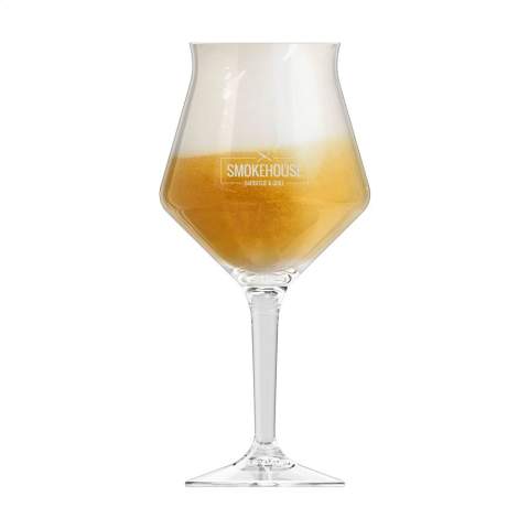 Bierglas aus Kunststof der Marke HappyGlass. Mit Standfuß. Der schöne Kelch wurde speziell entwickelt, um die Aromen und Geschmacksrichtungen traditioneller Biere zu verstärken. Hergestellt aus transparentem und BPA-freiem Copolyester Tritan Kunststoff. Leicht und sehr robust. Geeignet für den Einsatz bei Veranstaltungen, Messen und Festen im Freien. Dieses hochwertige Glas kann mehrmals genutzt werden. Dieses Produkt ist spülmaschinenfest. Um den Aufdruck zu erhalten, wird Waschen von Hand empfohlen. Fassungsvermögen: 400 ml. Made in The Netherlands.