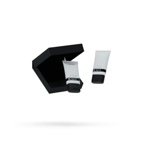 Brievenbuspakket met 2 verzorgingsproducten in de geur Black 22 van het merk Janzen. Inhoud: • Shower Gel - 50 ml • Hand & Body Lotion - 50 ml.    Black 22 heeft een fris-warme geur, balancerend tussen licht en intens. Een rijk bouquet van onder andere bergamot en hete kruiden, tropische schorsen en zoete tonkabonen – ook wel bekend als de ‘verboden vrucht’.    Deze giftset zit in een stijlvolle verpakking die qua formaat perfect door de brievenbus past. Ideaal als direct mailing en een persoonlijke attentie voor de ontvanger.