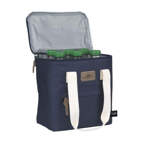 Deze stijlvolle royale koeltas van het merk Wooosh is gemaakt van stevig RPET 600D polyester. Met een handig ritsvak aan de voorzijde voor het opbergen van een telefoon, identiteitsbewijs of portefeuille. De aantrekkelijke accenten, zoals de luxe ritstrekkers en de zachte, geweven draagriemen, vallen direct op. Dankzij de isolerende laag blijven drankjes en etenswaren prima op temperatuur. Ideaal voor een ontspannen picknick, een dagje strand of voor onderweg. GRS-gecertificeerd. Totaal gerecycled materiaal: 30%. Inhoud ca. 9 liter.