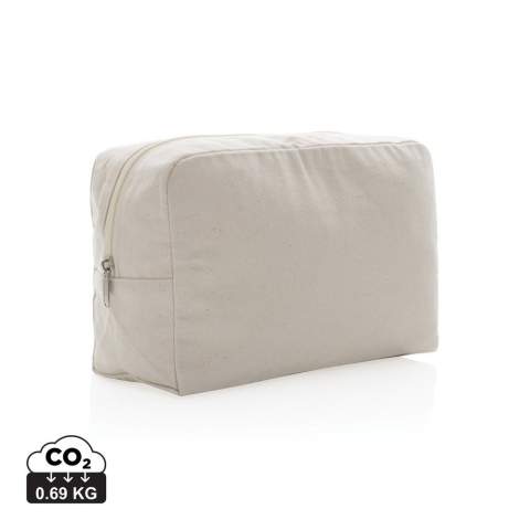 Eine klassische Impact AWARE™-Kosmetiktasche aus 285g/m² recyceltem Canvas für alle wichtigen Dinge. Bewahren Sie Ihre Beauty-Utensilien in diesem geräumigen Etui auf. Mit AWARE™ Tracer, der die tatsächliche Verwendung von recycelten Materialien validiert. Das recycelte Canvas ist ungefärbt und wird in seiner rohen Form verwendet, ohne Chemikalien beim Färben oder Bleichen. Zudem werden 2% des Erlöses jedes verkauften Aware™-Produkts an Water.org gespendet.<br /><br />PVC free: true