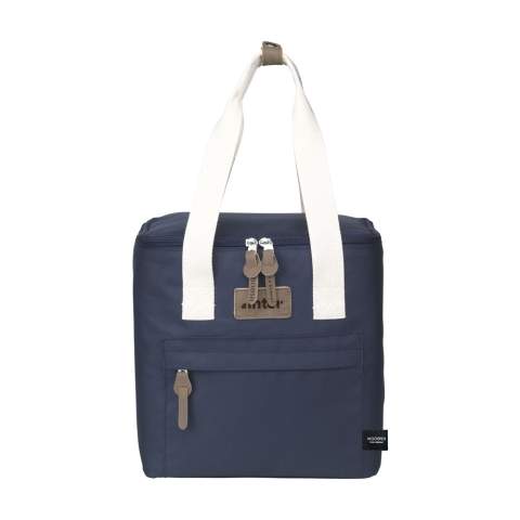 Deze stijlvolle royale koeltas van het merk Wooosh is gemaakt van stevig RPET 600D polyester. Met een handig ritsvak aan de voorzijde voor het opbergen van een telefoon, identiteitsbewijs of portefeuille. De aantrekkelijke accenten, zoals de luxe ritstrekkers en de zachte, geweven draagriemen, vallen direct op. Dankzij de isolerende laag blijven drankjes en etenswaren prima op temperatuur. Ideaal voor een ontspannen picknick, een dagje strand of voor onderweg. GRS-gecertificeerd. Totaal gerecycled materiaal: 30%. Inhoud ca. 9 liter.