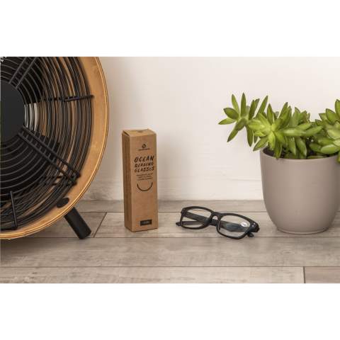 WoW! Een leesbril gemaakt van gerecycled Ocean Bound Plastic van Plastic Bank®. Voor het materiaal zijn oude flessen en andere rondzwervende, plastic producten gebruikt.     • Met de aankoop van dit product steun je Plastic Bank®. Plastic Bank® is een internationale organisatie met twee hoofddoelen die ons allemaal aangaan: het terugdringen van de armoede en het verminderen van het plastic afval in de oceanen. Plastic Bank® betaalt mensen in ontwikkelingslanden voor het inleveren van plastic afval. Dit plastic haalt men van stranden en uit het ondiepe gedeelte van de oceanen, uit rivieren, van rivieroevers en van vuilstortplaatsen. Door dit alles wordt voorkomen dat dit plastic afval daadwerkelijk in de oceanen terechtkomt. Het ingezamelde plastic wordt gesorteerd, schoongemaakt en verwerkt tot korrels. Van deze korrels worden nieuwe producten gemaakt die het Social Plastic® label mogen dragen. Optioneel: Per stuk in kraft doos.