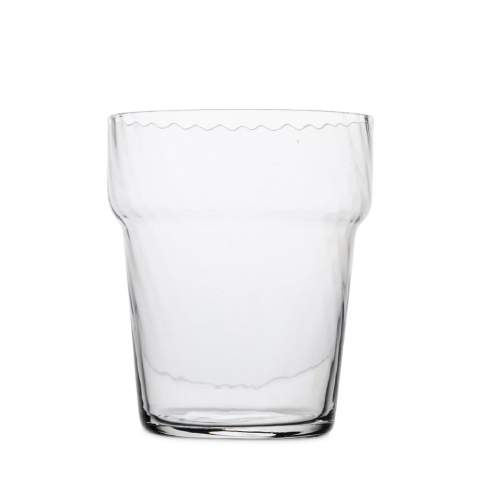 Stabile 300-ml-Gläser. Das verspielte Design der Opacity-Serie hat schöne Reflexionseigenschaften im Licht. Die Gläser können in der Spülmaschine gereinigt und bequem gestapelt werden.