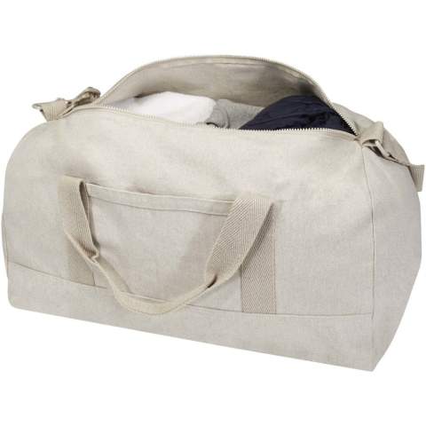 Die Porter Reisetasche aus 500 g/m² Recyclingbaumwolle und recyceltem Polyester verfügt über ein geräumiges Hauptfach für die optimale Aufbewahrung größerer Gegenstände und eine kleine Vordertasche für kleine Gegenstände wie Reisepass oder Telefon. Die Reisetasche kann sowohl an den beiden kurzen Tragegriffen als auch an dem längenverstellbaren und abnehmbaren Schultergurt getragen werden. Die Reisetasche enthält Cyclo®-Recyclingfasern aus vorsortierten Abfällen, die die Farbe des Garns bestimmen. Diese Fasern verringern nicht nur den Bedarf an neuen Rohstoffen, sondern sind auch Ausdruck des Engagements für eine Kreislaufwirtschaft und verkörpern das Wesen der Abfallvermeidung und der Förderung eines geschlossenen Kreislaufs. Jede Tasche wird außerdem mit einem Aware™ Tracer geliefert. Diese innovative Funktion ermöglicht es den Nutzern, die Herkunft und den Weg ihres Artikels mithilfe eines QR-Codes nachzuvollziehen, wodurch die Transparenz der Lieferkette erhöht und eine stärkere Verbindung zwischen dem Produkt und seinem Herstellungsprozess fördert. Fassungsvermögen: 50 Liter.