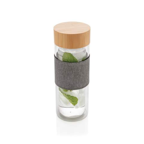 N'achetez plus de bouteilles d'eau en plastique mais réutilisez votre propre bouteille de la collection Impact. En utilisant du verre durable et des matériaux en acier inoxydable, vous améliorez la réutilisation des produits par rapport aux produits à usage unique. 2 % des recettes de chaque produit Impact vendu seront reversés à Water.org. Bouteille 360ml en verre à double paroi avec couvercle en bambou et manche. Fabriquée en verre borosilicate, cette bouteille à double paroi est très résistante aux grands changements thermiques, ce qui vous permet de transporter votre thé chaud en toute sécurité. Sans BPA.