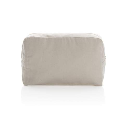 Eine klassische Impact AWARE™-Kosmetiktasche aus 285g/m² recyceltem Canvas für alle wichtigen Dinge. Bewahren Sie Ihre Beauty-Utensilien in diesem geräumigen Etui auf. Mit AWARE™ Tracer, der die tatsächliche Verwendung von recycelten Materialien validiert. Das recycelte Canvas ist ungefärbt und wird in seiner rohen Form verwendet, ohne Chemikalien beim Färben oder Bleichen. Zudem werden 2% des Erlöses jedes verkauften Aware™-Produkts an Water.org gespendet.<br /><br />PVC free: true