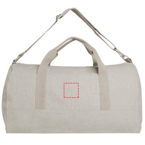 Die Porter Reisetasche aus 500 g/m² Recyclingbaumwolle und recyceltem Polyester verfügt über ein geräumiges Hauptfach für die optimale Aufbewahrung größerer Gegenstände und eine kleine Vordertasche für kleine Gegenstände wie Reisepass oder Telefon. Die Reisetasche kann sowohl an den beiden kurzen Tragegriffen als auch an dem längenverstellbaren und abnehmbaren Schultergurt getragen werden. Die Reisetasche enthält Cyclo®-Recyclingfasern aus vorsortierten Abfällen, die die Farbe des Garns bestimmen. Diese Fasern verringern nicht nur den Bedarf an neuen Rohstoffen, sondern sind auch Ausdruck des Engagements für eine Kreislaufwirtschaft und verkörpern das Wesen der Abfallvermeidung und der Förderung eines geschlossenen Kreislaufs. Jede Tasche wird außerdem mit einem Aware™ Tracer geliefert. Diese innovative Funktion ermöglicht es den Nutzern, die Herkunft und den Weg ihres Artikels mithilfe eines QR-Codes nachzuvollziehen, wodurch die Transparenz der Lieferkette erhöht und eine stärkere Verbindung zwischen dem Produkt und seinem Herstellungsprozess fördert. Fassungsvermögen: 50 Liter.