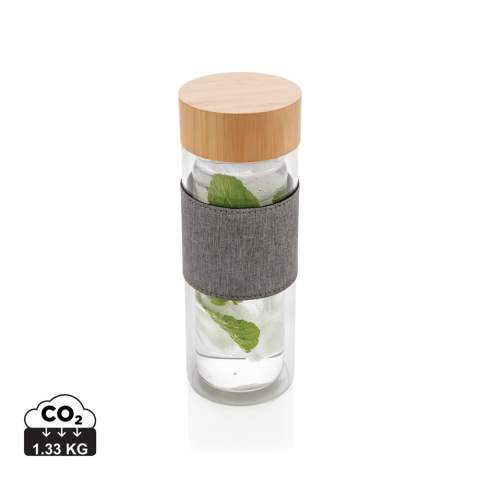 N'achetez plus de bouteilles d'eau en plastique mais réutilisez votre propre bouteille de la collection Impact. En utilisant du verre durable et des matériaux en acier inoxydable, vous améliorez la réutilisation des produits par rapport aux produits à usage unique. 2 % des recettes de chaque produit Impact vendu seront reversés à Water.org. Bouteille 360ml en verre à double paroi avec couvercle en bambou et manche. Fabriquée en verre borosilicate, cette bouteille à double paroi est très résistante aux grands changements thermiques, ce qui vous permet de transporter votre thé chaud en toute sécurité. Sans BPA.