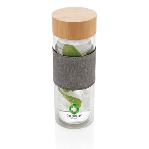 N'achetez plus de bouteilles d'eau en plastique mais réutilisez votre propre bouteille de la collection Impact. En utilisant du verre durable et des matériaux en acier inoxydable, vous améliorez la réutilisation des produits par rapport aux produits à usage unique. 2 % des recettes de chaque produit Impact vendu seront reversés à Water.org. Bouteille 360ml en verre à double paroi avec couvercle en bambou et manche. Fabriquée en verre borosilicate, cette bouteille à double paroi est très résistante aux grands changements thermiques, ce qui vous permet de transporter votre thé chaud en toute sécurité. Sans BPA.
