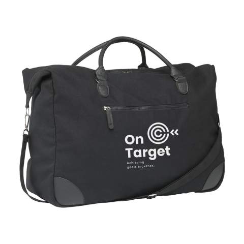 WoW! Diese praktische Wochenend-Reisetasche ist aus recyceltem Segeltuch (340 g/m²) gefertigt. Die robuste Tasche hat einen coolen und modernen Look. Für die Aufbewahrung Ihrer Habseligkeiten ist reichlich Platz vorhanden. Die Tasche verfügt außerdem über je ein zusätzliches Reißverschlussfach an der Innen- und Außenseite. Praktisch für kleinere Gegenstände, die Sie gerne griffbereit haben. Die Tasche verfügt über 2 robuste Griffe aus recyceltem PU und einen abnehmbaren/verstellbaren Schultergurt aus RPET-Polyester. Wunderschön verarbeitet mit einem Futter aus RPET-Polyester. Die recycelten Materialien garantieren eine lange Lebensdauer. Die ideale Tasche für Kurztrips oder Wochenendausflüge. Fassungsvermögen ca. 49 Liter.