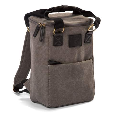 Orrefors Hunting canvas cooler bag. Stylish compact backpack cooler bag made of sturdy canvas, large main compartment and three smaller pockets for accessories. Exterior of durable canvas fabric with sturdy adjustable back straps. Orrefors Hunting cooler bags distinguish themselves as solid and sturdy quality products that you can use anywhere and anytime, designed for people who like to be outdoors and in nature.