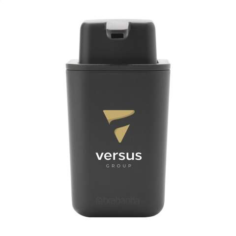 Brabantia zeepdispenser van kunststof, met afneembare bovenzijde en grote navulopening. Met drupvrije zeeppomp die gemakkelijk met één hand te bedienen is. Rechthoekig, ruimtebesparend ontwerp met antislip onderzijde. Gemaakt van corroseriebestendige materialen. Geschikt voor 200 ml handzeep of afwasmiddel. Het reservoir is vaatwasserbestendig. 96% recyclebaar. Met 5 jaar fabrieksgarantie.