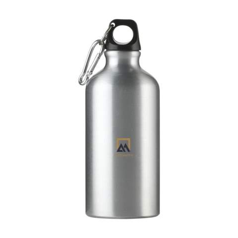 WoW! Bouteille d'eau à paroi simple en aluminium recyclé. Avec une finition très brillante. Munie d'un bouchon à vis en plastique avec un anneau pour porte-clés et un mousqueton en métal. Le mousqueton ne convient pas comme outil d'escalade. Anti-fuite. Ne passe pas au lave-vaisselle. Certifié GRS. Matière recyclée totale : 85%. Capacité 500 ml.      L'utilisation d'aluminium recyclé permet de réduire le nombre de nouvelles matières premières utilisées pour la fabrication de ce produit. Cela signifie moins de consommation d'énergie et moins d'utilisation d'eau.