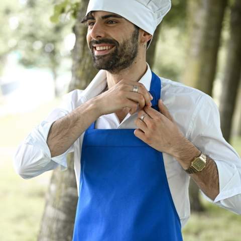 Plongez dans la peau d’un chef avec cette authentique toque Chef’s Hat. Que vous soyez chef cuisinier ou souhaitiez seulement vous amuser avec les ingrédients, avec cette toque Chef’s Hat sur la tête, vous aurez l’air d’un professionnel. Personnalisez-la avec une broderie ou une impression sympa. Avec fermeture velcro. 