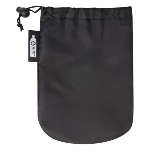 Cette serviette de sport absorbe très bien, est légère et sèche rapidement. En outre, le tissu est durable et extrêmement doux. Lorsque la serviette est pliée et attachée avec la bande élastique, elle prend peu de place. Elle est donc appropriée pour la salle de sport, la piscine ou pour aller faire de la randonnée pédestre ou du camping. La serviette a une taille de 130 x 80 cm et est fabriquée à partir de polyamide PET recyclé de 200 g/m2. Elle peut être lavée à la machine à laver à 40 °C. Livrée avec une pochette de rangement (20 x 8,5 cm) en plastique recyclé PET, ce qui constitue une excellente zone pour l'impression d'un logo.