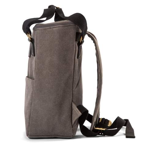 Orrefors Hunting canvas cooler bag. Stylish compact backpack cooler bag made of sturdy canvas, large main compartment and three smaller pockets for accessories. Exterior of durable canvas fabric with sturdy adjustable back straps. Orrefors Hunting cooler bags distinguish themselves as solid and sturdy quality products that you can use anywhere and anytime, designed for people who like to be outdoors and in nature.