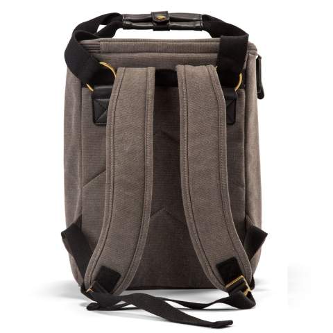 Orrefors Hunting canvas cooler bag. Stylish compact backpack cooler bag made of sturdy canvas, large main compartment and three smaller pockets for accessories. Exterior of durable canvas fabric with sturdy adjustable back straps. Orrefors Hunting cooler bags distinguish themselves as solid and sturdy quality products that you can use anywhere and anytime, designed for people who like to be outdoors and in nature.