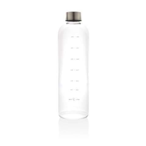 Diese große Wasserflasche stellt sicher, dass Sie Ihre täglichen Trinkziele erreichen! Die elegant aussehende Flasche verfügt über eine Zeitleiste, die  Ihnen auf einen Blick zeigt, wann Sie im Laufe des Tages Ihren nächsten Schluck nehmen sollten. Kein Rätselraten mehr - Ihre tägliche Wasseraufnahme wird wie ein Uhrwerk funktionieren! Der Flaschenkörper besteht zu 100% aus GRS-zertifiziertem RPET. Die GRS-Zertifizierung gewährleistet eine vollständig zertifizierte Lieferkette der recycelten Materialien. Handwäsche nur. Dieses Produkt ist nur für kalte Getränke geeignet. Gesamter Recyclinganteil: 86% basierend auf dem Gesamtgewicht des Artikels. BPA-frei. Fassungsvermögen: 1000ml.