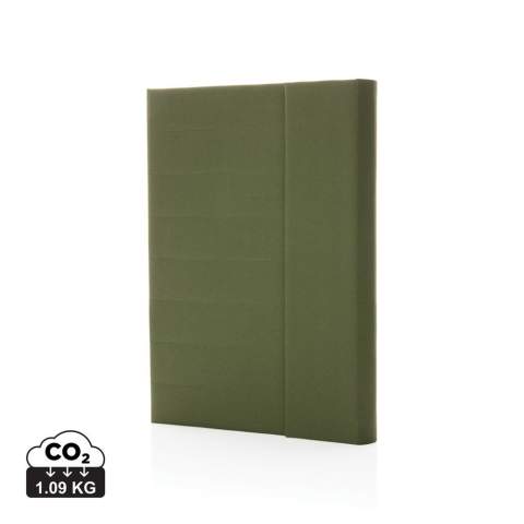 Carnet A5 en rPET Aware™. Le carnet contient 64 feuilles/128 feuilles de papier ligné 80gm/s de couleur crème. À l'intérieur, vous trouverez 1 grande pochette, 2 emplacements pour cartes et un passant stylo. Fermeture magnétique. Avec le traceur AWARE™ qui valide l'utilisation authentique de matériaux recyclés. Chaque portefeuille a réutilisé 6,5 bouteilles PET de 0,5L. 2 % des recettes de chaque produit Impact vendu seront reversés à Water.org. Sans PVC.<br /><br />NotebookFormat: A5<br />NumberOfPages: 128<br />PaperRulingLayout: Pages lignées