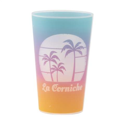 Gobelet réutilisable en plastique de haute qualité. Y compris l’impression couleur tout autour. Ce gobelet est légère, facile à nettoyer et empilable, ce qui permet d'économiser beaucoup d'espace. Disponible en version mate et transparente. Approuvé pour les aliments. Passe au micro-ondes et au lave-vaisselle. 100% recyclable. Ce faisant, ce gobelet contribue à une économie circulaire. Le gobelet personnalisé éutilisable parfaite pour les événements et les festivals. Fabriqué en Europe. Capacité 330 ml.