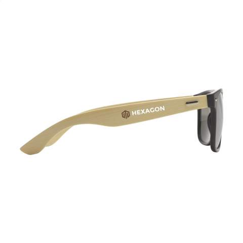 Eco-vriendelijke zonnebril met bamboe pootjes, tarwestro frame en zilverkleurig gespiegelde glazen met UV 400 bescherming (volgens Europese normen).