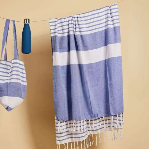 La grande serviette de hammam Ella de Sagaform est fabriquée en coton recyclé (70 %) et en polyester (30 %) finement tissés. Le motif caractéristique des rayures est typique de Sagaform. Elle sèche rapidement et est facile à suspendre. Peut également être utilisé comme couverture de pique-nique, nappe, mais tout aussi facile à emporter roulé à la plage, à la piscine ou dans votre sac d'entraînement. Emballé dans une belle pochette en carton..