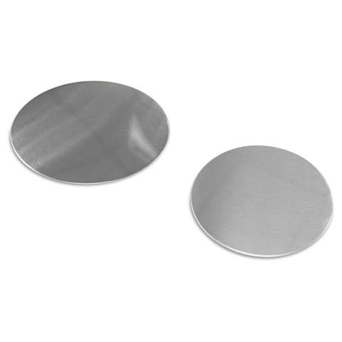 Magnetischer Handyhalter aus zwei Teilen: eine Metallplatte mit Aufkleber zum Anbringen auf der Rückseite des Handys und einem magnetischen Halter für das Lüftungsgitter im Auto. Nutzen Sie die Lüftung als Handyhalter.