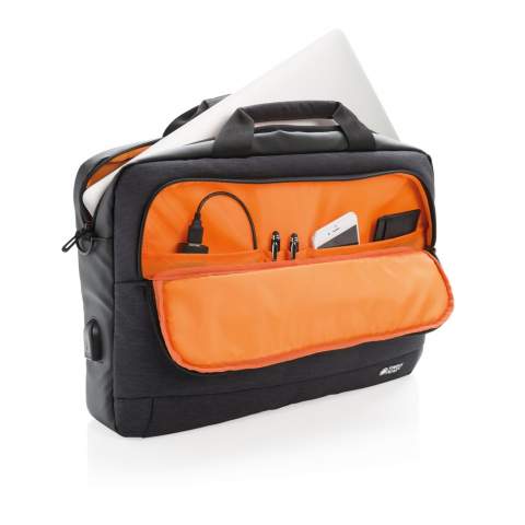 Modische “Two-Tone” Polyester Tasche für 15” Laptops mit einem Hauptfach und einer Fronttasche. Verbinden Sie auch Ihre Powerbank über den integrierten USB-Port und laden Sie Ihr Smartphone “on-the-go”. Mit Schultergurt und Riemen zur Befestigung an einem Trolley.<br /><br />FitsLaptopTabletSizeInches: 15.0<br />PVC free: true