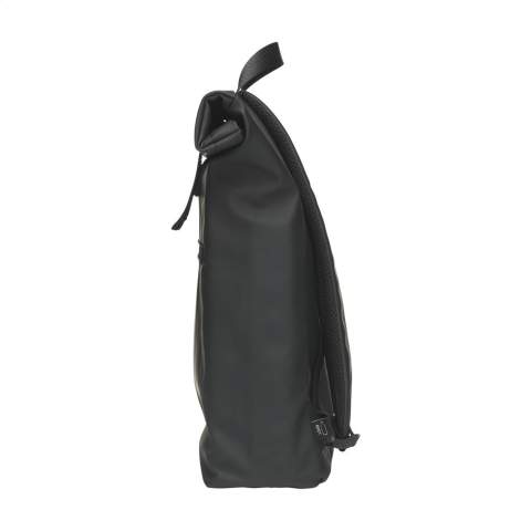 WoW! Sac à dos pour ordinateur portable 'roll-top' pratique, robuste et spacieux avec une poche zippée supplémentaire sur le devant. Ce sac à dos est doté d'une fermeture pratique à enroulement avec Velcro en haut ainsi que d'une fermeture éclair. Fabriqué en PU hydrofuge, 5% PU recyclé et 42% polyester recyclé. Le sac à dos est doté d'une doublure soigneusement finie en PET recyclé et est entièrement équipé. L'intérieur spacieux dispose d'un compartiment spécial pour ordinateur portable pour le transport en toute sécurité d'un ordinateur portable (jusqu'à 15,6 pouces) ou d'une tablette. Vous trouverez également plusieurs poches intérieures pour le rangement organisé d'un téléphone, de papeterie ou d'autres accessoires. En utilisant l'élastique à l'intérieur, une gourde reste bien en place. Également fourni avec une sangle de transport pratique. Pour plus de confort, le dos et les bretelles réglables sont dotés de mousse souple. Ce sac à dos est parfait pour un usage quotidien et vous pouvez facilement l'emmener à l'école ou au travail. Certifié RCS. Matière recyclée totale : 47%. Capacité env. 19 litres.