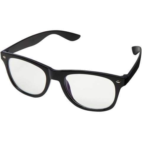 Die GazeGuard Anti-Blaulicht-Brille wurde entwickelt, um die Menge an blauem Licht, die das Auge erreicht, zu reduzieren und so die Arbeit am Computer/Tisch/Telefon zu erleichtern, ohne die Augen zu überanstrengen. Der Rahmen und die Bügel bestehen aus 100 % recyceltem Kunststoff und die Gläser aus Acrylglas. Eine Bedienungsanleitung wird mitgeliefert.